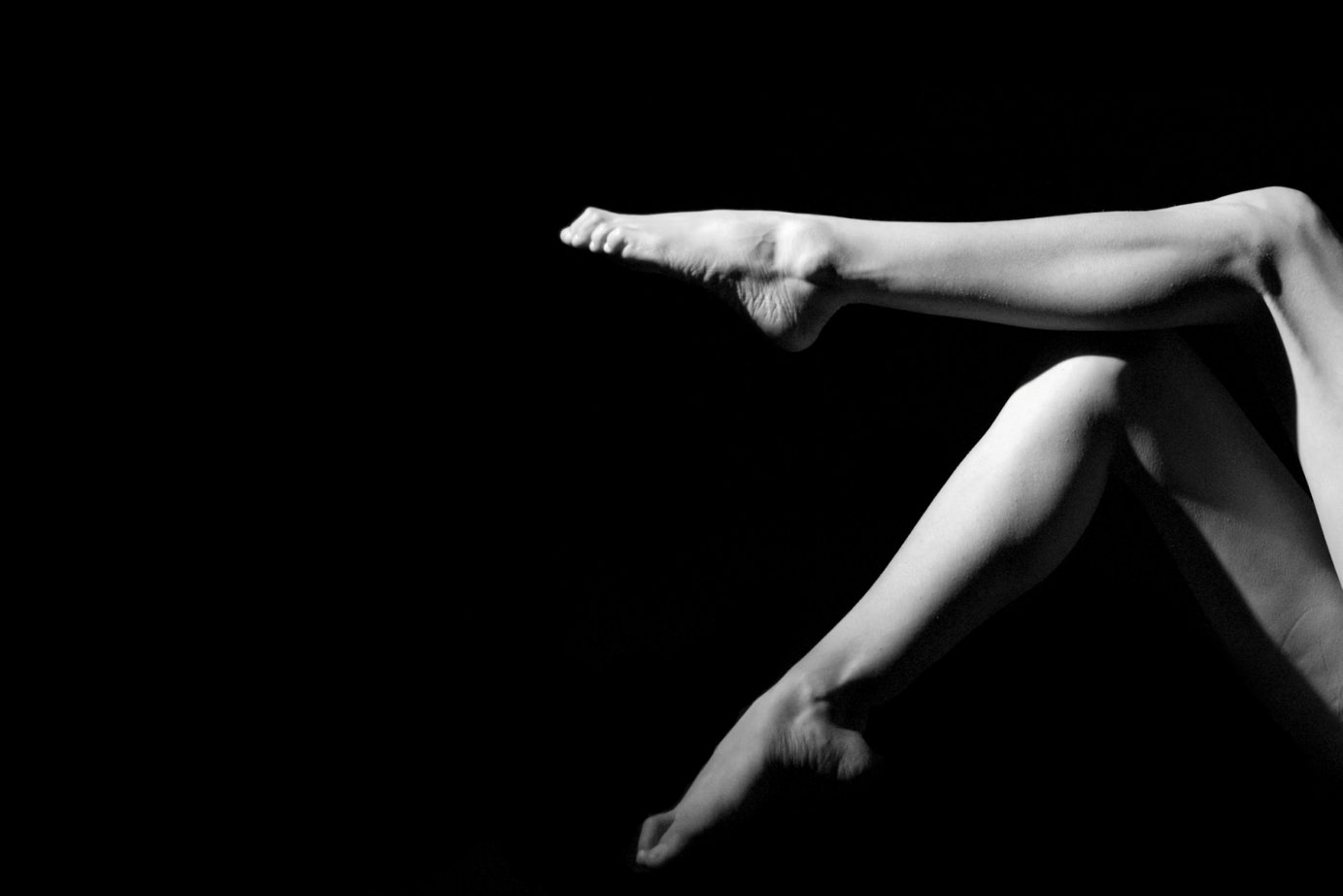 Jambes légères — silhouette en noir et blanc